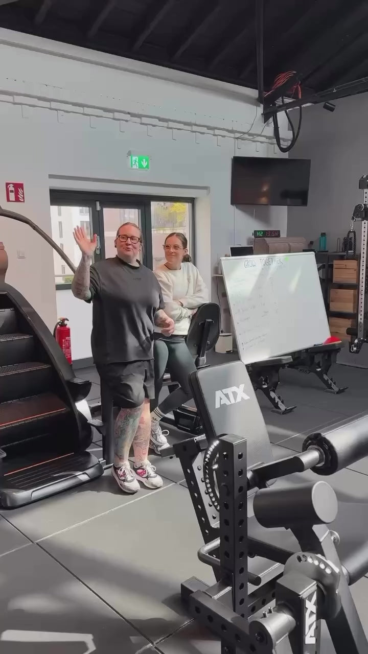 Video laden: Trainingseinheit an Rudergerät und Cardiogeräten in der Halle