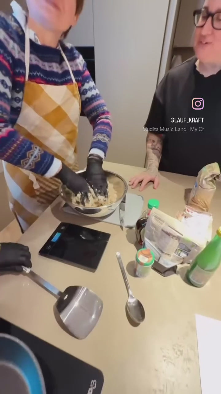 Video laden: Teller mit Süßkartoffel, Pesto und Roter Bete werden angerichtet